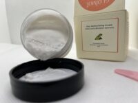 A lightweight face moisturising  cream with Brahmi, prebiotics, snow mushroom extract which maintains and balances the skin’s microbiome.